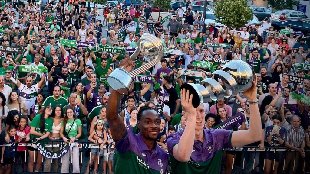 Kendrick Perry y Alberto Díaz, con los trofeos.