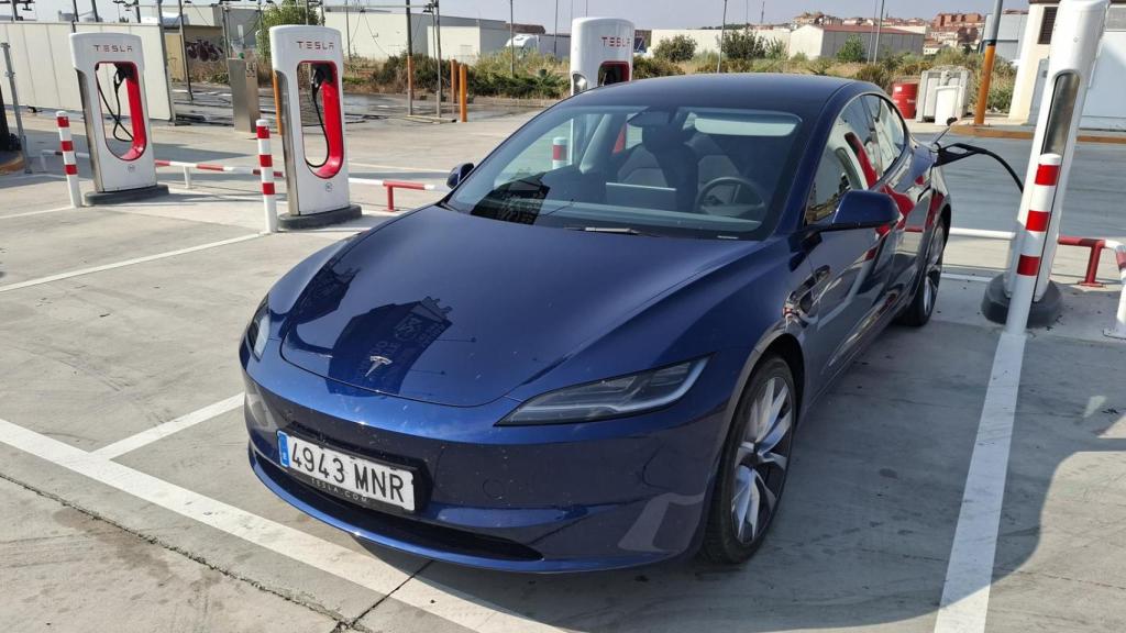 El Tesla Model 3 durante un momento de la carga en un supercargador.