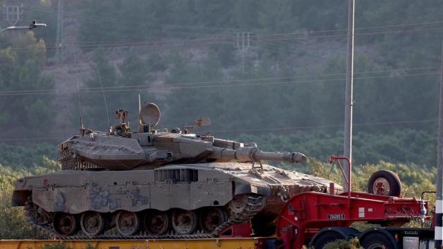 Uno de los camiones cargados de tanques dirigidos a la frontera de Israel con Líbano.