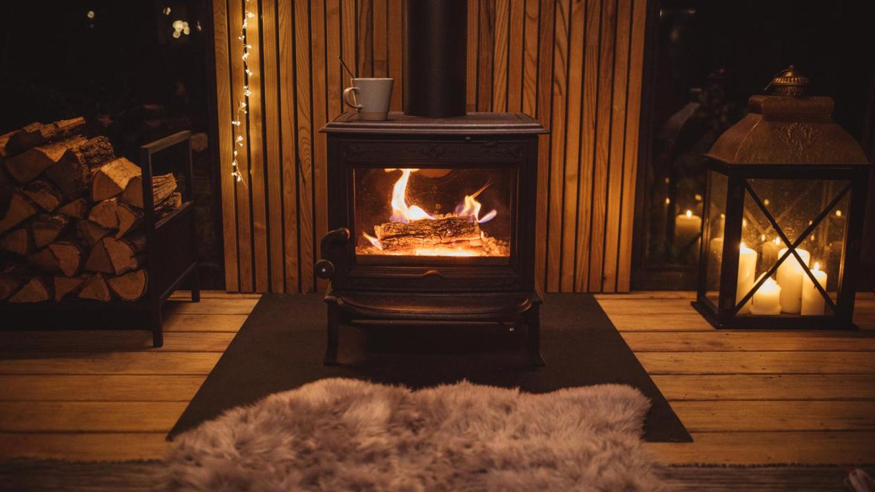 Hogar con la chimenea encendida.