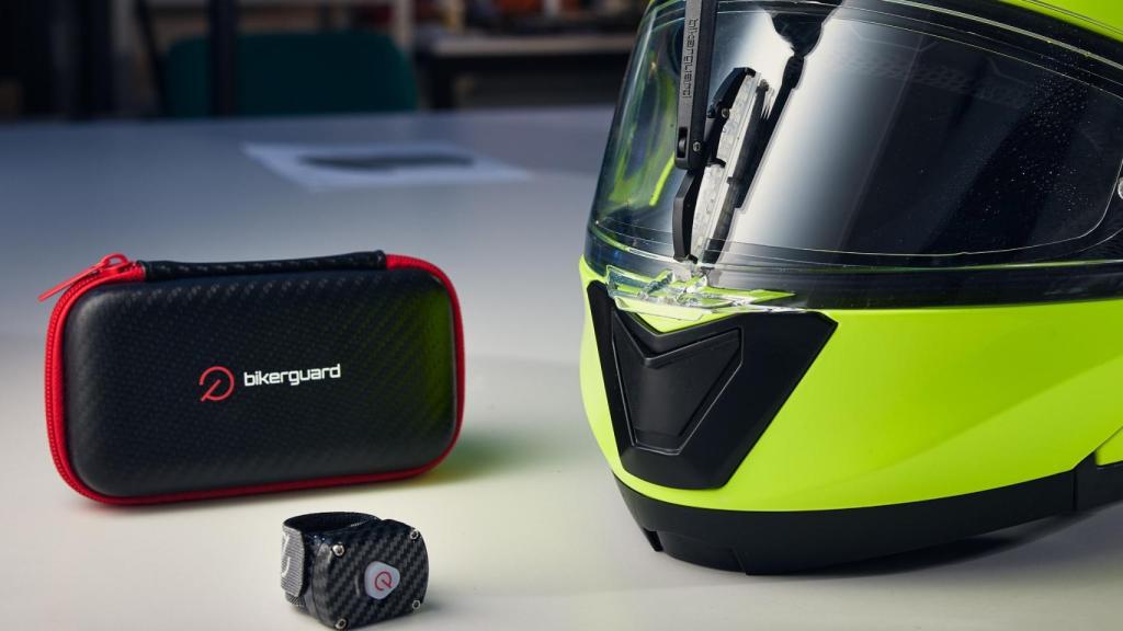 Bikeguard viene con funda y se adapta a distintos tipos y marcas de casco