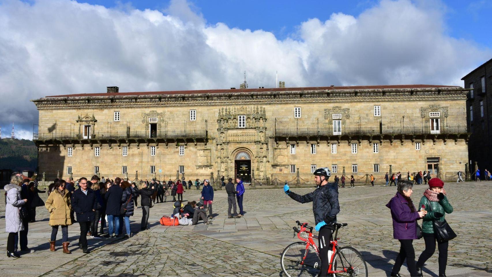 Un ciclista en la Praza do Obradoiro de Santiago, en una imagen de archivo.