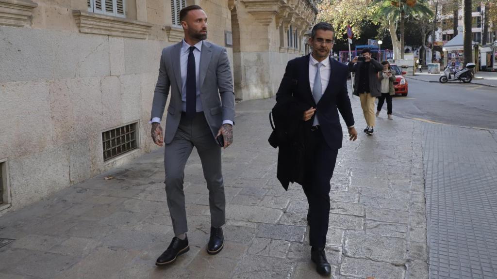 Jaime Campaner, derecha, junto a Calum Best, hijo del futbolista George Best, tras un juicio.