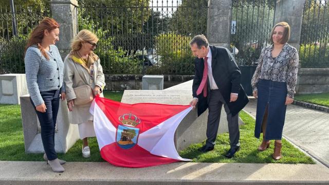 Acto de inauguración con las concelleiras Nuria Rodríguez y Patricia Iglesias, Abel Caballero y la viuda de Ceferino de Blas, Marisa Real