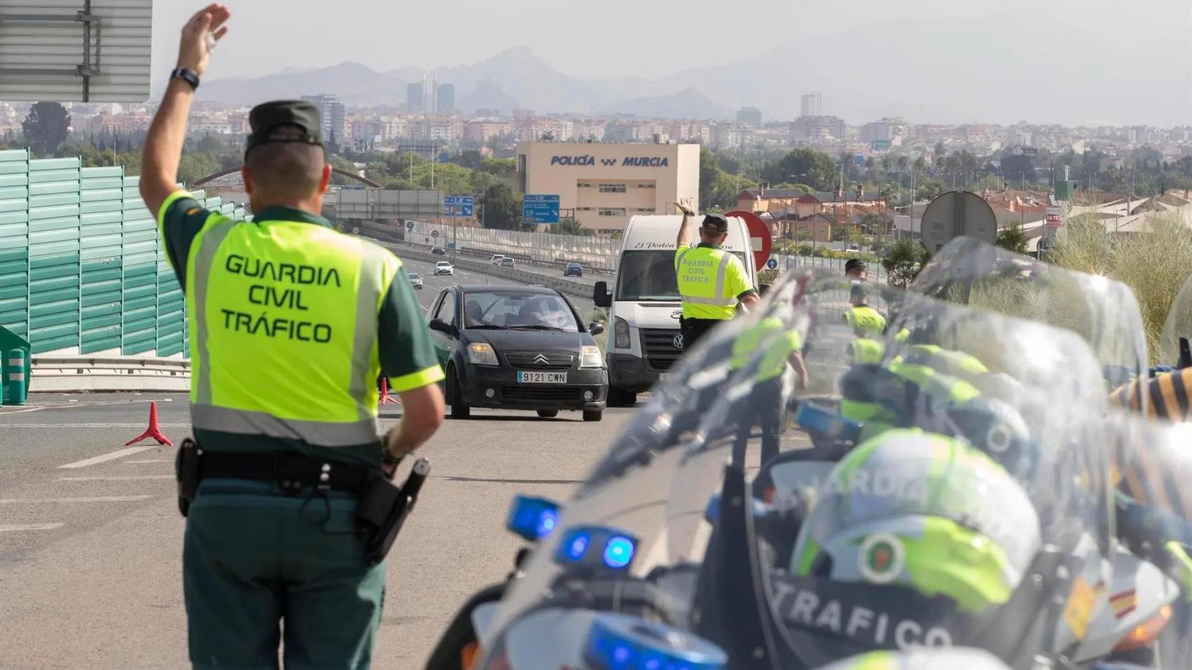 Varios agentes de la Guardia Civil paran a los conductores durante un control de alcoholemia.