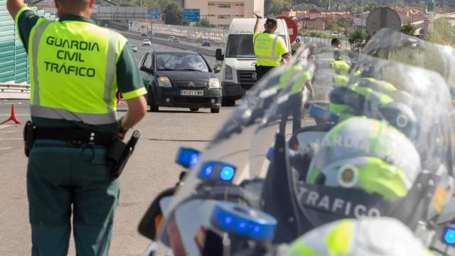 Varios agentes de la Guardia Civil paran a los conductores durante un control de alcoholemia.