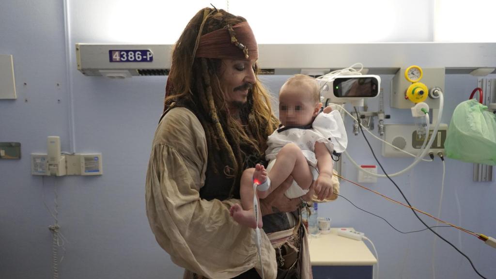 El capitán Jack Sparrow, encarnado por el actor Johnny Depp, visitó el Hospital Universitario Donostia de Osakidetza.