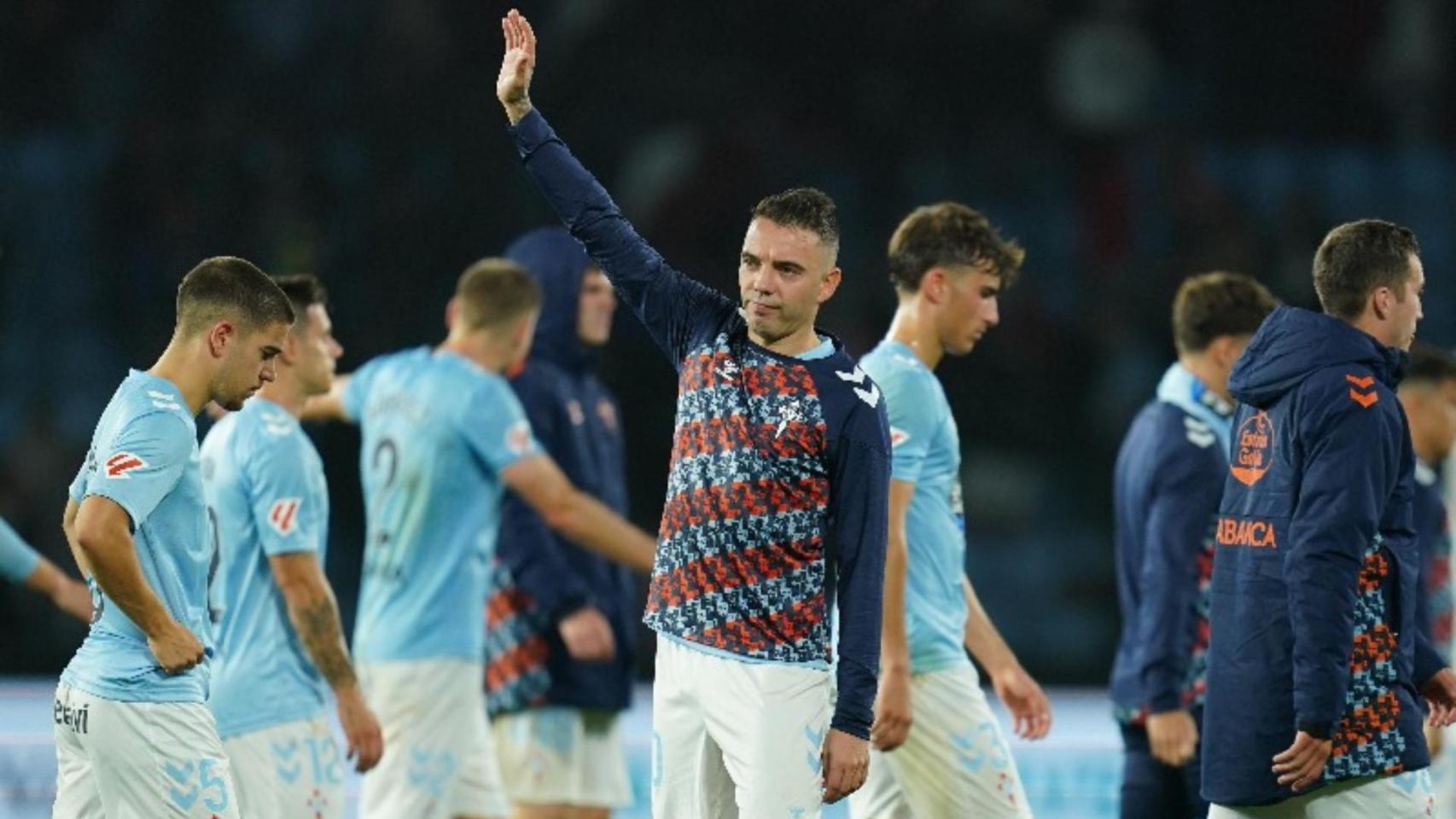 Iago Aspas saluda a la afición tras la derrota ante el Atlético.