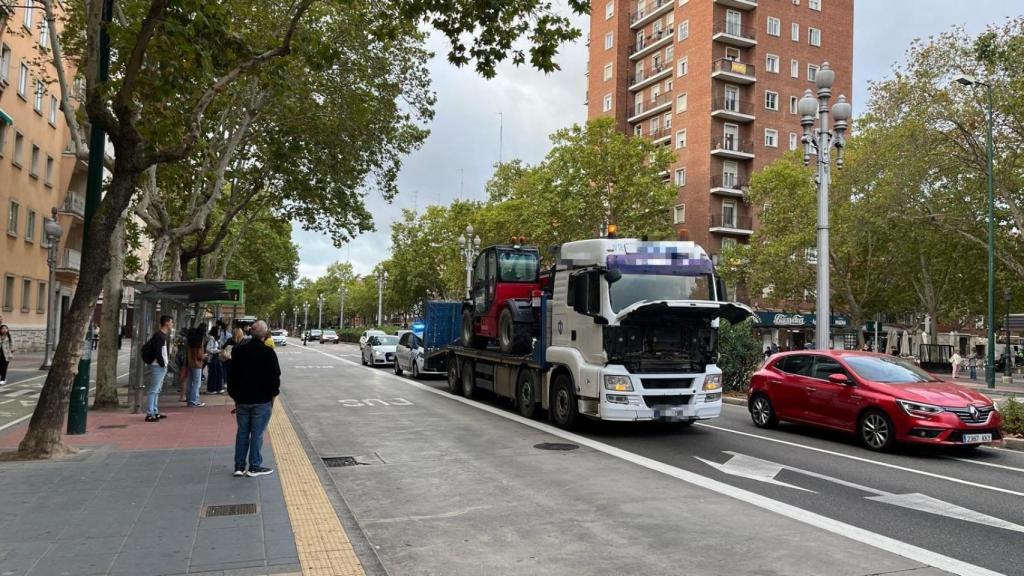 Camión averiado en el Paseo Zorrilla, frente al Corte Inglés