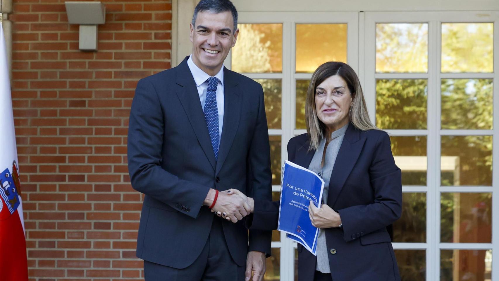 Sánchez junto a la presidenta de  de Cantabria, María José Sáenz de Buruaga, en Moncloa.