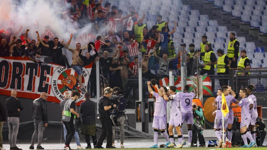 Los jugadores del Athletic celebran el gol de Paredes junto a su afición momentos antes del lanzamiento de la bengala.