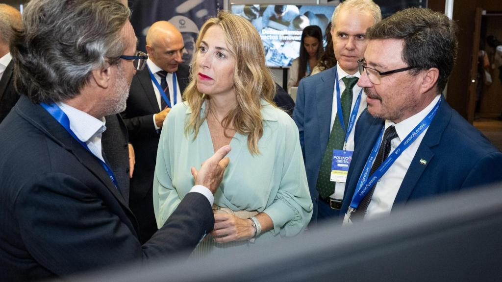 La presidenta de Extremadura, junto con el consejero de Economía, Empleo y Transformación Digital.