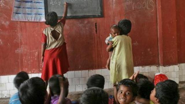 Varios niños en una escuela de la India.