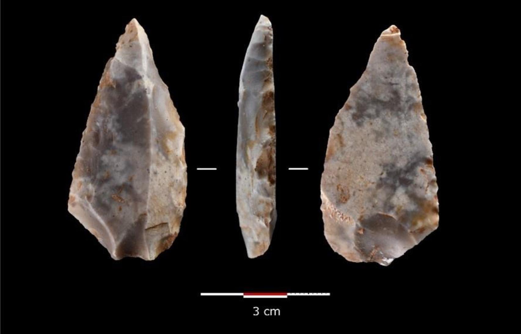 Proyectil elaborado en sílex recuperado en Cueva Millán.