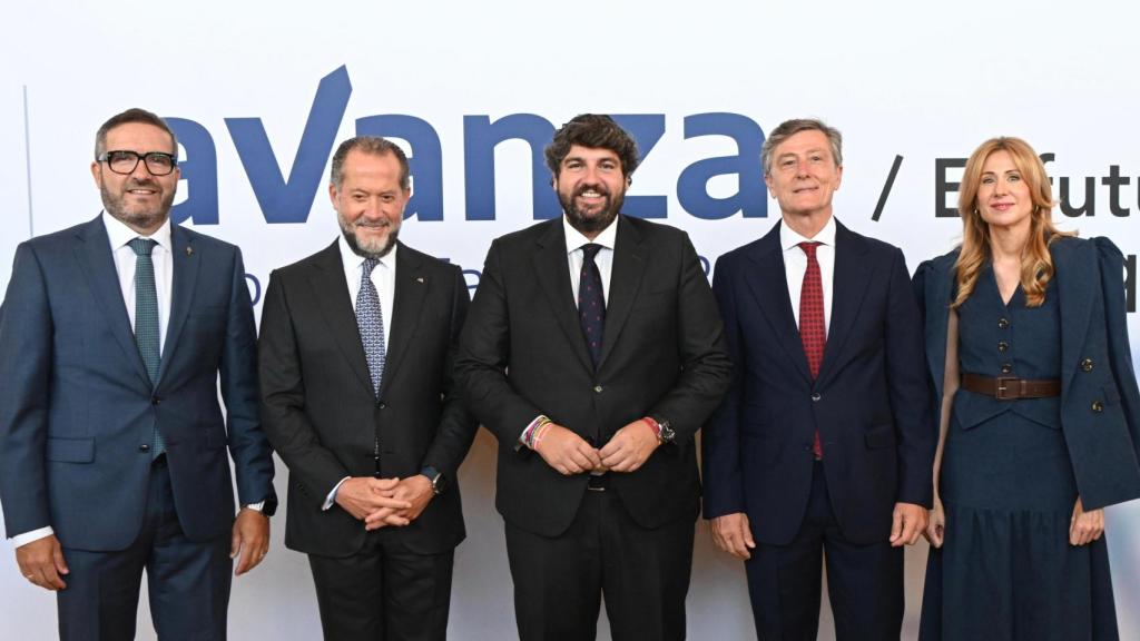 López Miras posando con el presidente de CROEM y miembros Amefmur.