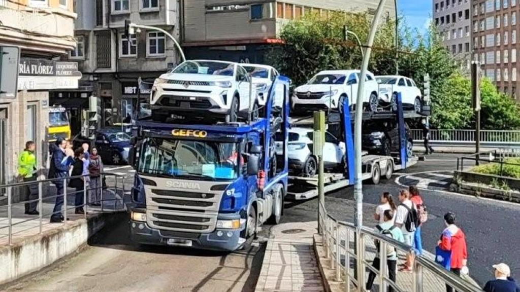 Un camión portacoches se queda atascado en la calle Travesía del Monte con Juan Flórez en A Coruña