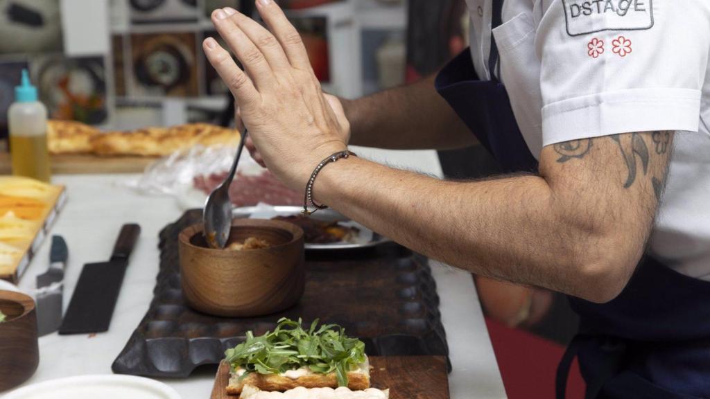 Diego Guerrero preparando el bocadillo.