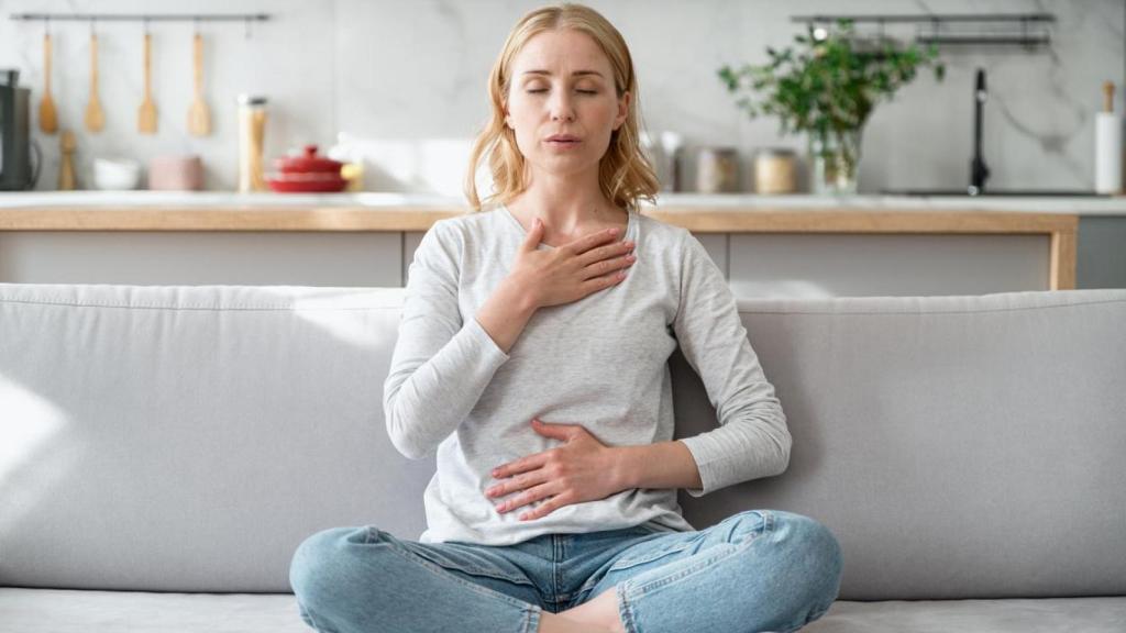 Mujer respirando conscientemente en el sofá.