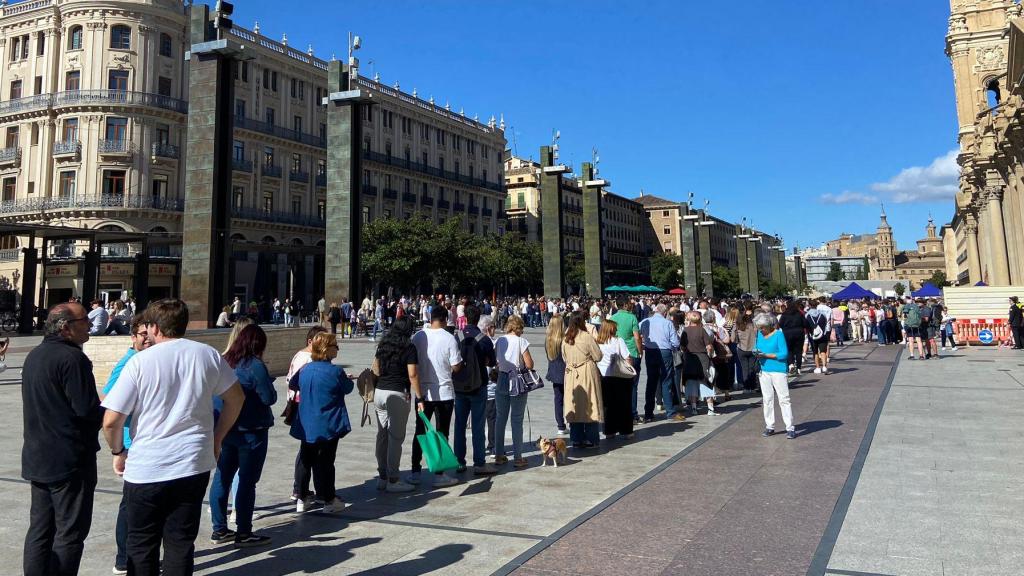 Una larga fila ha estado presente durante toda la mañana en la plaza del Pilar.