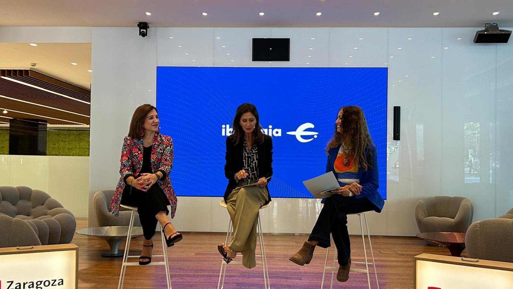 La consejera de Cultura, Sara Fernández, junto a la presidenta de ARES, María López Insausti y la jefa de Patrocinios, Eventos Corporativos y Protocolo Institucional de Ibercaja, Belén Bardají.