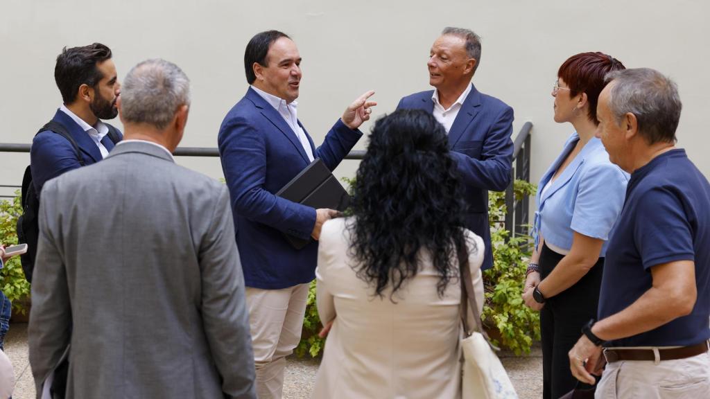 Los representantes de los partidos, patronal y sindicatos en la reunión de este viernes