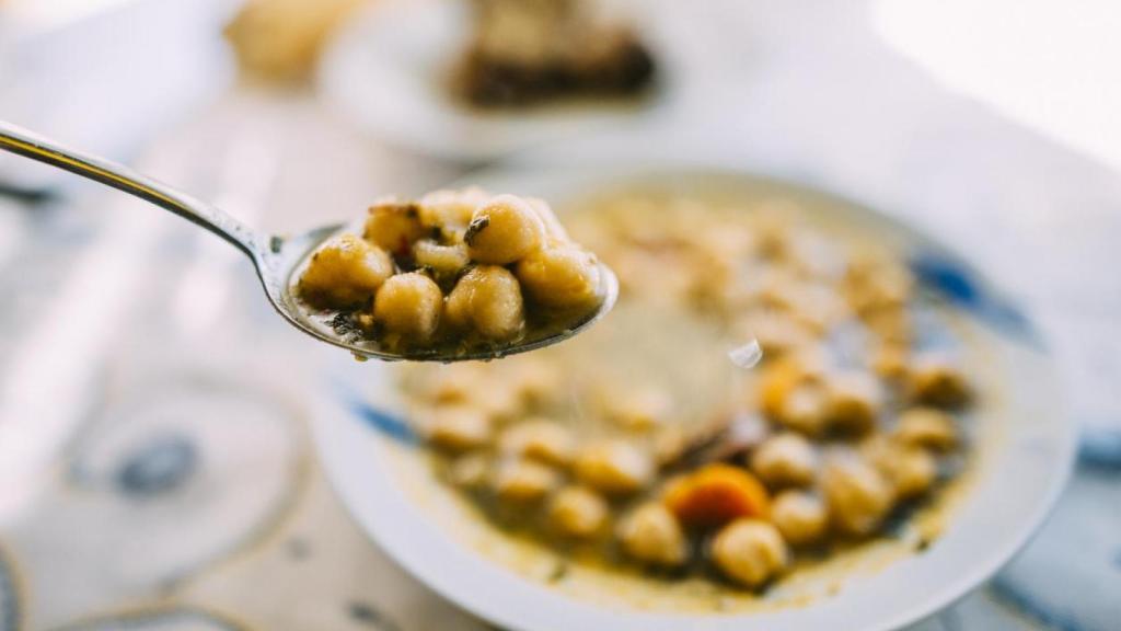 Cucharada de un guiso de garbanzos.