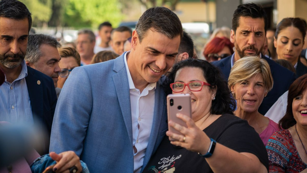 El presidente del Gobierno, Pedro Sánchez, haciéndose un selfie con una simpatizante.