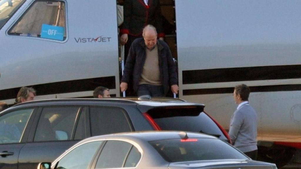 El rey Juan Carlos llega al aeropuerto de Vigo donde le espera su amigo, Pedro Campos, en un jet privado procedente de Abu Dabi y tras un parada en Vitoria.