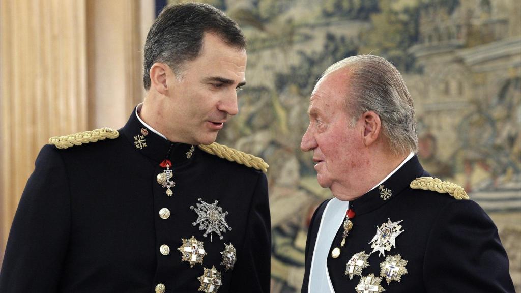 El rey Juan Carlos y el entonces príncipe Felipe.