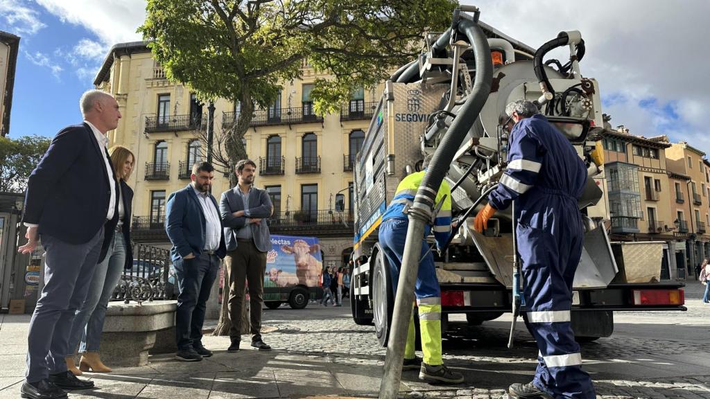 El alcalde de Segovia, José Mazarías, ha presentado junto al jefe de contrato de FCC en Segovia, Fernando Ibáñez, el camión aspirafangos