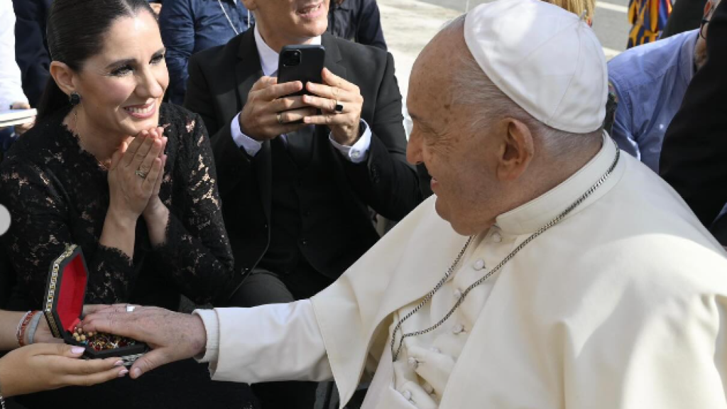 El papa y Diana Navarro.