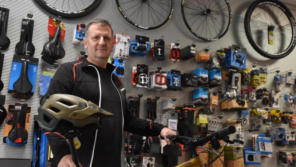 Raúl Alonso Tamayo charla con EL ESPAÑOL - CyL tras decidir traspasar su histórica tienda de bicicletas 'Apedales'.