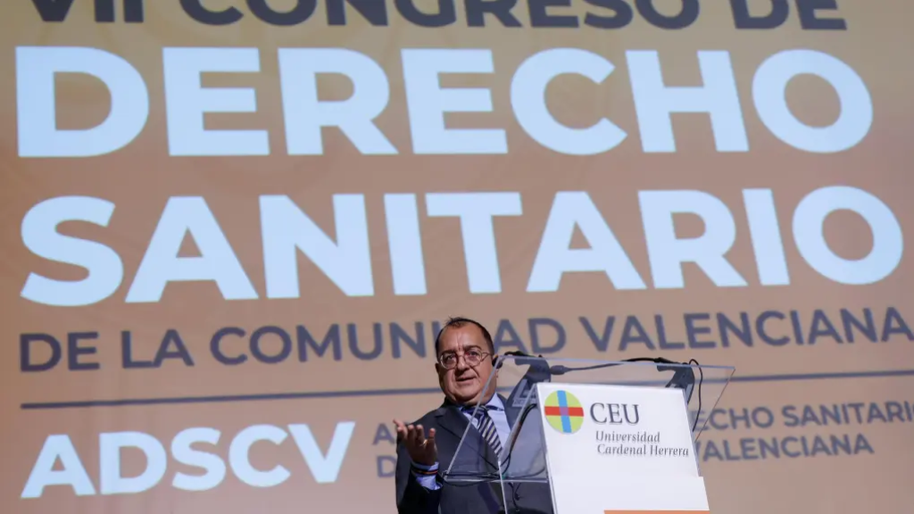 El presidente de la Asociación de Derecho Sanitario de la Comunitat Valenciana, Carlos Fornés, durante su intervención en el acto inaugural del VII Congreso de Derecho Sanitario de la Comunitat Valenciana. Efe / Biel Aliño