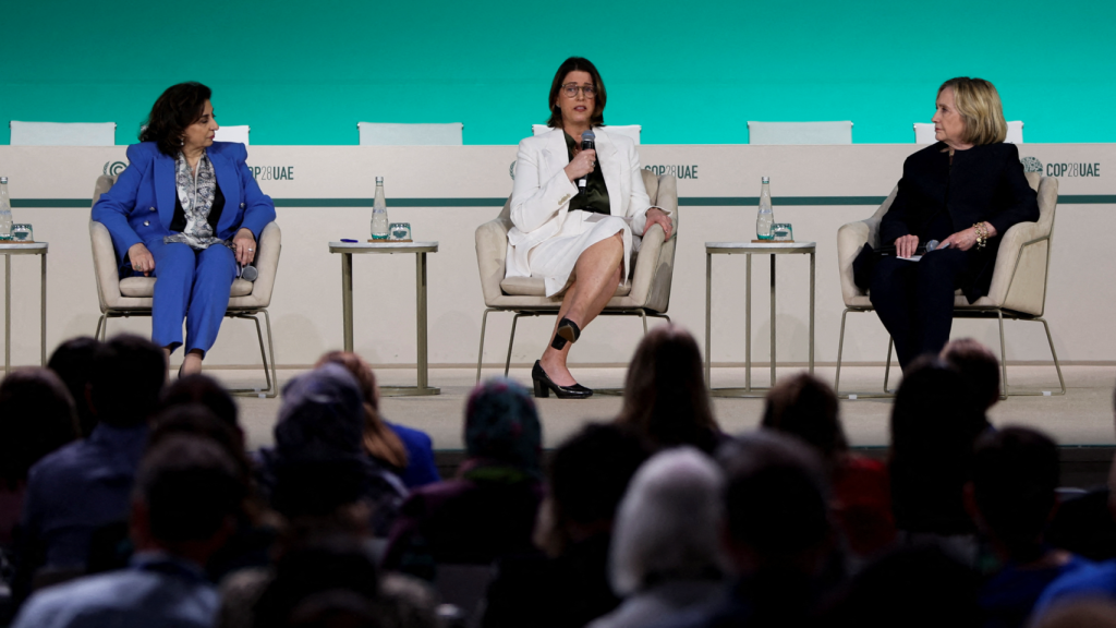 Hillary Clinton, xsecretaria de Estado de Estados Unidos, Kara Hurst, directora de Sostenibilidad de Amazon, y Sima Bahous, directora ejecutiva de ONU Mujeres, en la COP28.