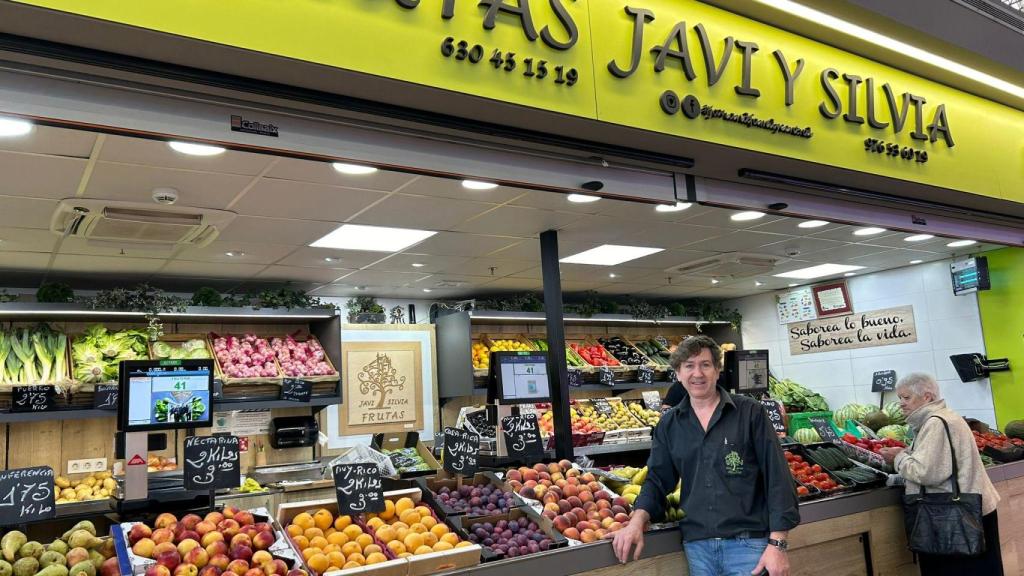 Javier Gómez en su puesto de fruta, en el Mercado Central de Zaragoza.