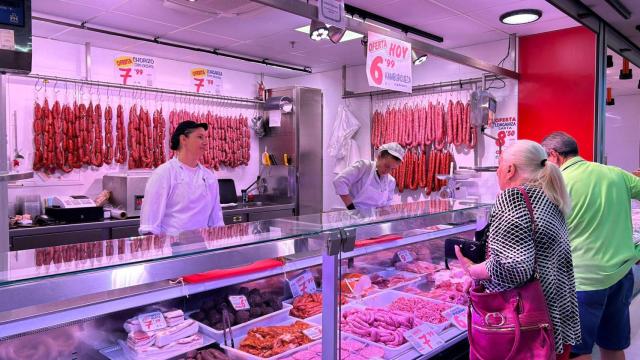 Eva Galera, encargada de Cárnicas Jubón, trabajando en el Mercado Central de Zaragoza.