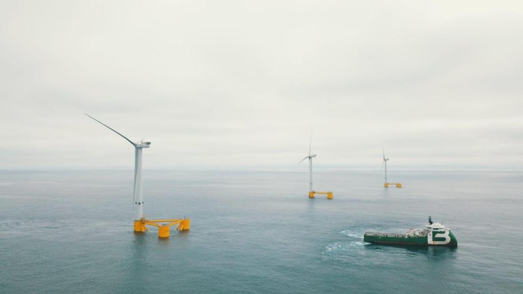 Instalación del parque eólico marino flotante WindFloat Atlantic, de Ocean Winds, frente a la costa de Portugal