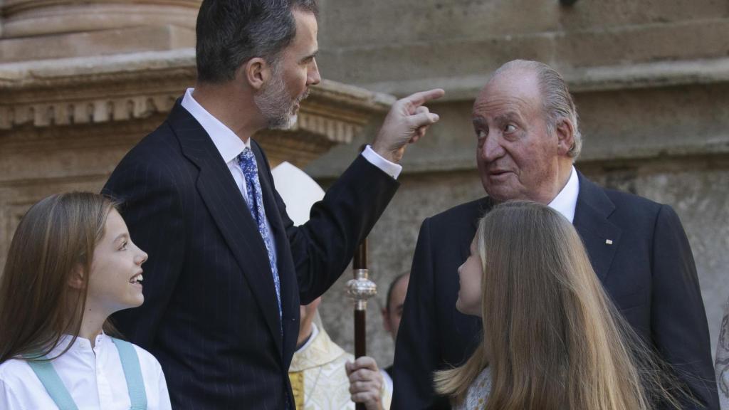 El emérito Juan Carlos junto a su hijo, Felipe VI, y sus nietas, Leonor y Sofía.