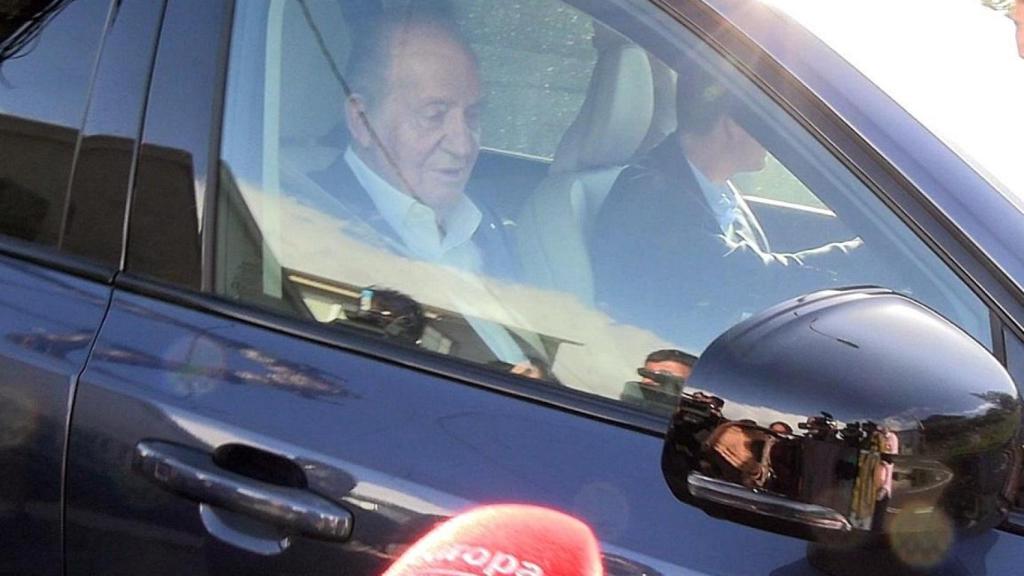 El Rey Juan Carlos I abandona su encierro y se deja ver tras la polémica de sus fotografías.