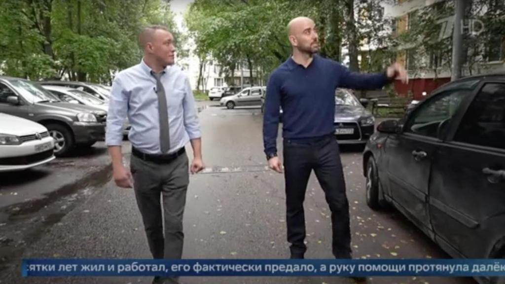 Pablo González (d.), paseando por Moscú con el periodista de Rossiya 1, Yevgeni Liamin (i.).