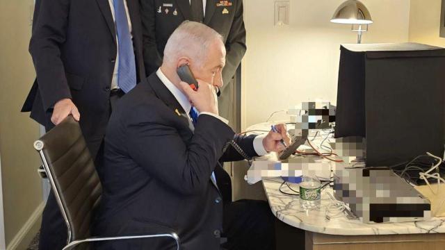 Imagen compartida por la oficina del primer ministro israelí, Benjamin Netanyahu, se observa al mandatario sentado en una silla desde Nueva York, donde hoy intervino ante la Asamblea General, autorizando vía telefónica el bombardeo contra el 'cuartel general' de Hezbolá