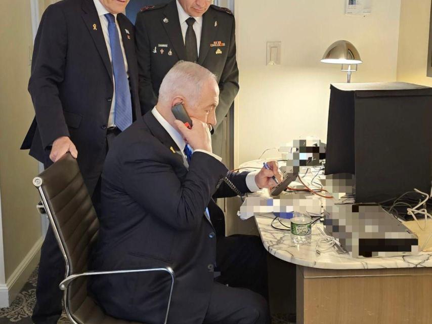 Imagen compartida por la oficina del primer ministro israelí, Benjamin Netanyahu, se observa al mandatario sentado en una silla desde Nueva York, donde hoy intervino ante la Asamblea General, autorizando vía telefónica el bombardeo contra el 'cuartel general' de Hezbolá