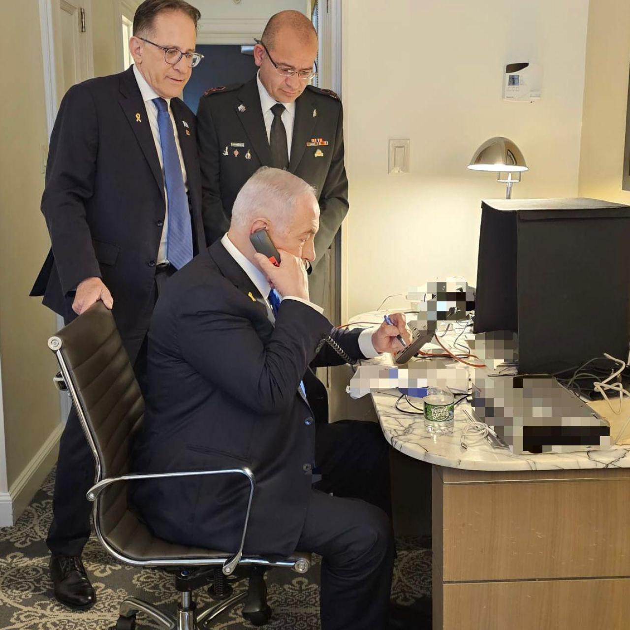 Imagen compartida por la oficina del primer ministro israelí, Benjamin Netanyahu, se observa al mandatario sentado en una silla desde Nueva York, donde hoy intervino ante la Asamblea General, autorizando vía telefónica el bombardeo contra el 'cuartel general' de Hezbolá