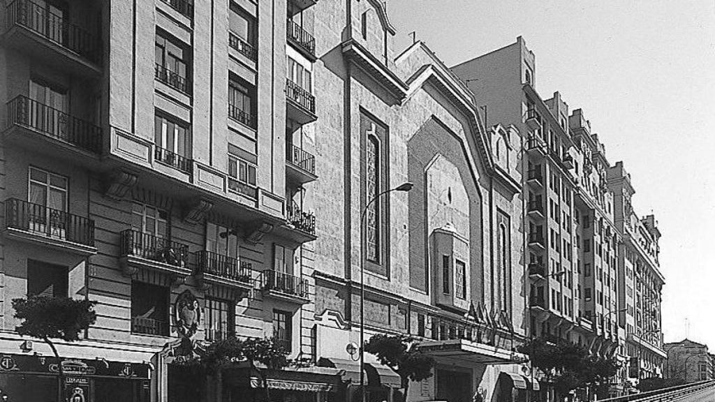 Antiguo Cine Metropolitano, en la Avenida Reina Victoria número 12.