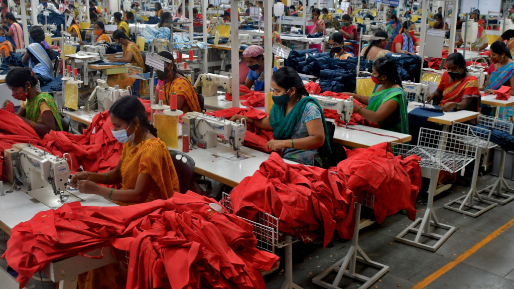 Mujeres trabajando en una fábrica textil situada en India.