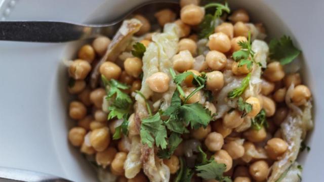 Un plato de garbanzos con congrio y perejil.