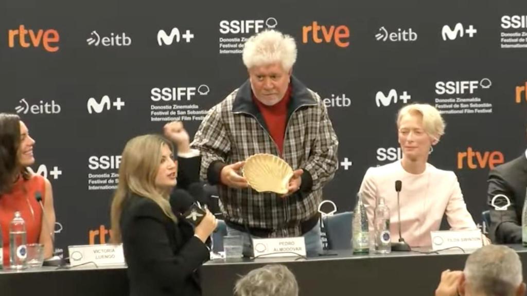 Rueda de prensa de Almodóvar en el Festival de San Sebastián 2024.