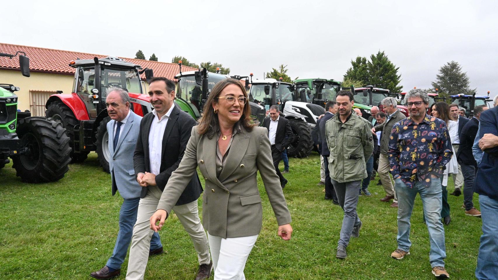 La consejera de Agricultura, María González Corral, en la firma del convenio de maquinaria agrícola para FP Agraria