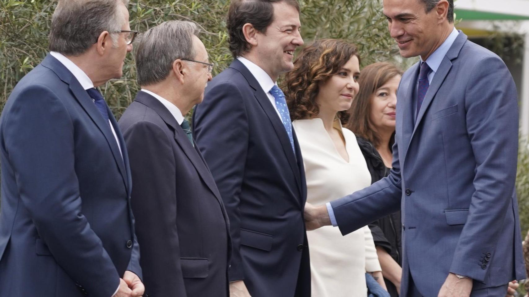 El presidente de la Junta, Alfonso Fernández Mañueco, saluda al presidente del Gobierno, Pedro Sánchez, en la última Conferencia de Presidentes, celebrada en marzo de 2022