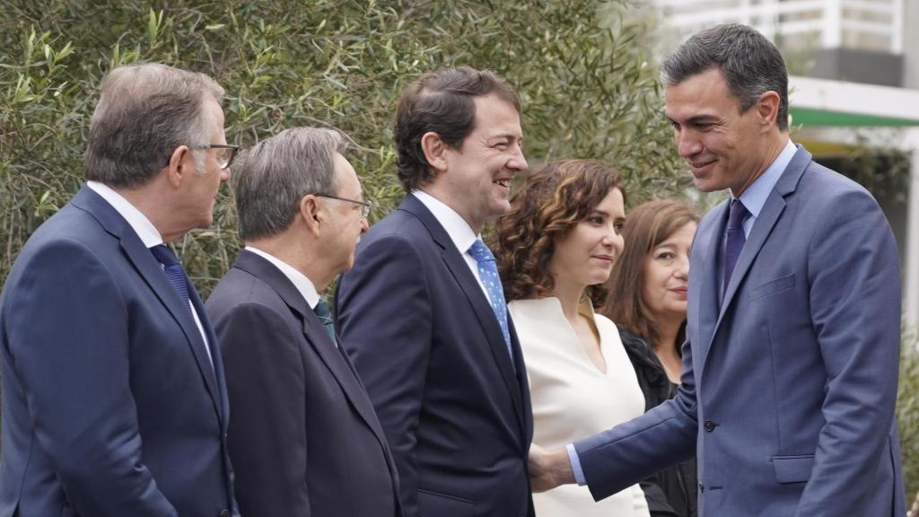 El presidente de la Junta, Alfonso Fernández Mañueco, saluda al presidente del Gobierno, Pedro Sánchez, en la última Conferencia de Presidentes, celebrada en marzo de 2022